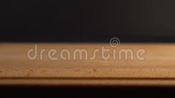 燕麦片落在黑色背景的木制表面上视频的预览图