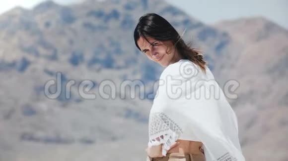 美丽的年轻快乐的自由当地女人回头看相机微笑和调情在阳光明媚的盐湖在犹他州视频的预览图