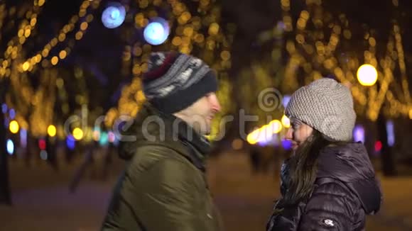 两位恋人在市中心小巷的愉快会面视频的预览图