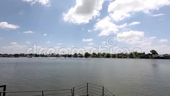 潮菲拉亚河中的水和云天空缓缓移动视频的预览图