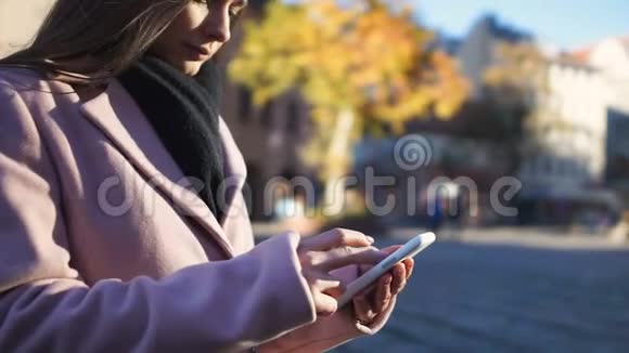 年轻女性打字留言在街上等朋友保持联系概念视频的预览图