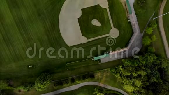 从上往下看一个绿色棒球场之间的树木目前是空的4K视频的预览图