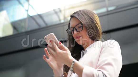快乐的年轻商务女性从智能手机获得好消息有很多乐趣的工人视频的预览图
