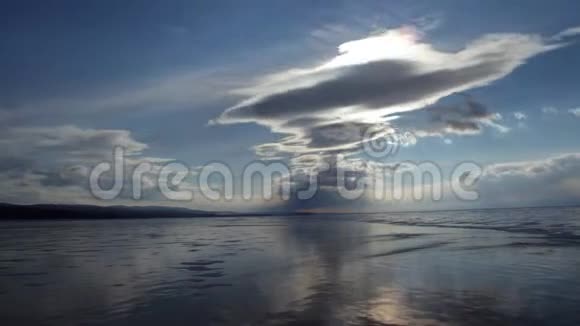 冬季贝加尔湖上空的时间推移云视频的预览图