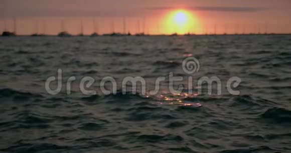 夕阳西下码头码头船只和游艇在金色夕阳下在水中缓慢运动视频的预览图