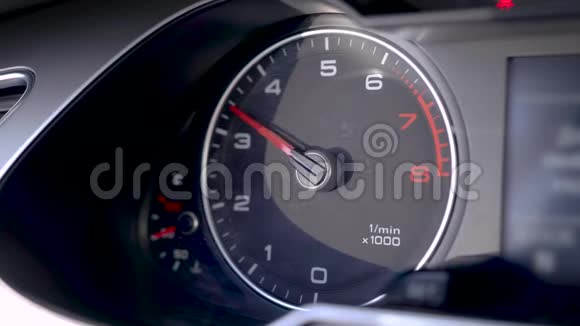 转速表显示发动机转速在机器动态控制期间转速跳变视频的预览图