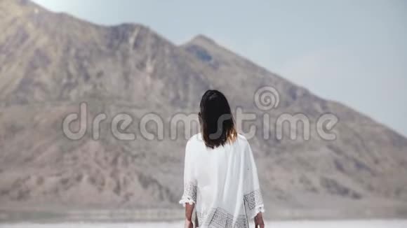 在阳光明媚的犹他州盐湖城年轻的自由旅游妇女张开双臂走向大山视频的预览图