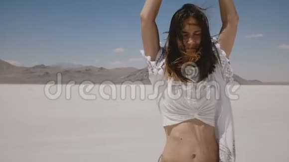 美丽的生活方式肖像快乐的自由年轻女子摆姿势张开双臂旋转在夏季盐湖犹他州视频的预览图