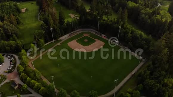 在森林中一颗棒球钻石的一张全景照片上面有一场比赛正在进行可以看到大海的景色4K视频的预览图