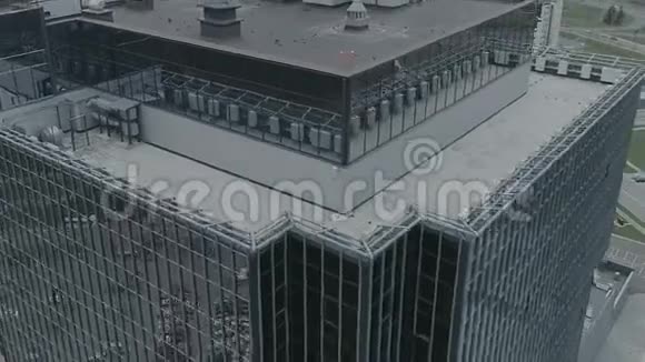 多云天气下的玻璃摩天大楼视频的预览图