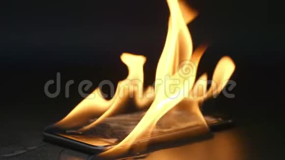 手机被砸坏的智能手机在桌子上燃烧视频的预览图