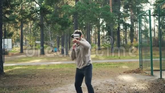 活跃的家伙戴着增强现实眼镜和拳击享受战斗模拟小工具在训练期间视频的预览图