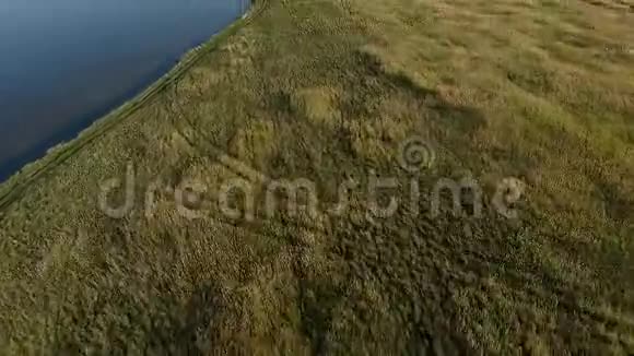 FPV无人机赛车视野穿越海岸线和田野和土路视频的预览图