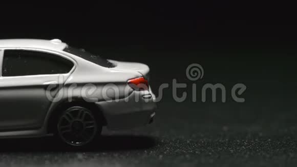 事件玩具模型车祸接近白色玩具汽车慢动作视频的预览图