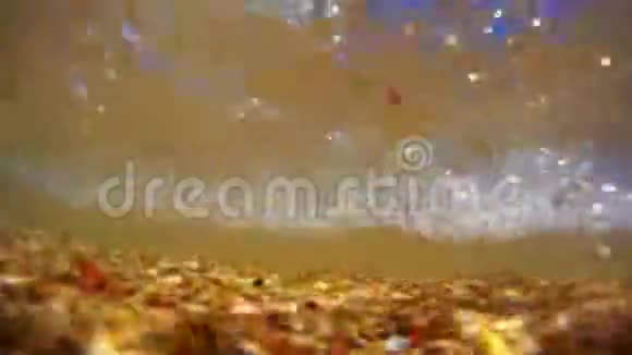 沙滩上的沙滩水下背景视频的预览图