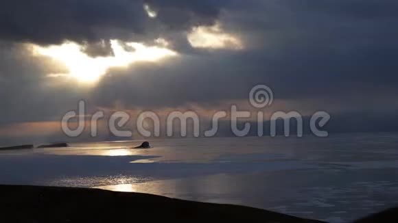 冬天贝加尔湖日落的时间流逝视频的预览图