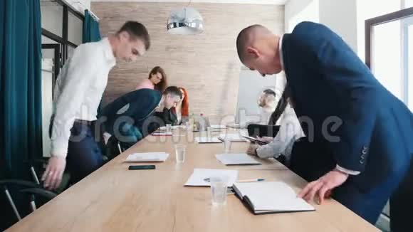 商务会议的人坐在桌边会议开始了视频的预览图