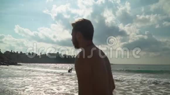 年轻人早上沿着海滨跑步人开启动作看向镜头在附近慢跑视频的预览图