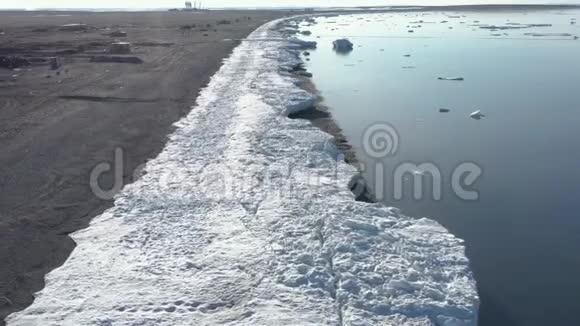 海上海岸带覆盖冰雪视频的预览图