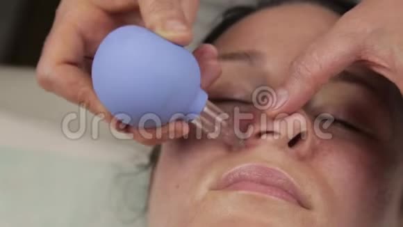 女人得到一个面部按摩抗衰老按摩与真空银行皮肤再生面部按摩视频的预览图