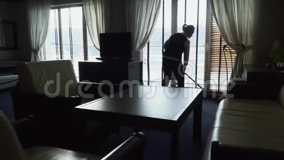 现代酒店的女佣用吸尘器清洁地板视频的预览图