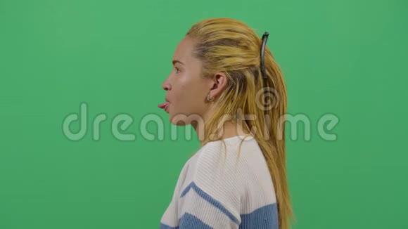 女子伸舌侧射视频的预览图