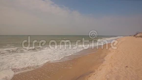 夏天的海景海浪拍打在海滩上阳光明媚的夏天沙滩上的波浪视频的预览图