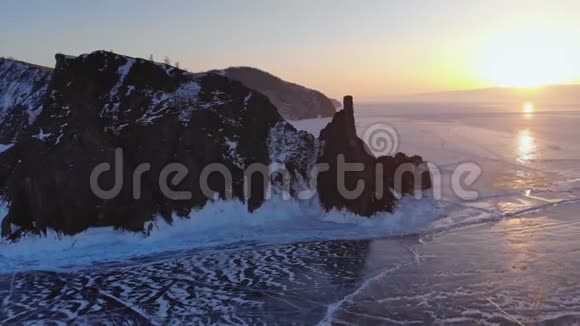 冰冻湖面高山冬季景观鸟瞰图科博角奥尔孔岛贝加尔湖视频的预览图