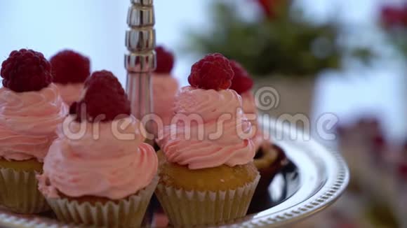 带覆盆子的粉色纸杯蛋糕生日派对上的糖果视频的预览图