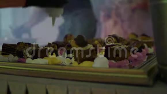 烹饪冰淇淋表演糖果和冷冻甜点视频的预览图