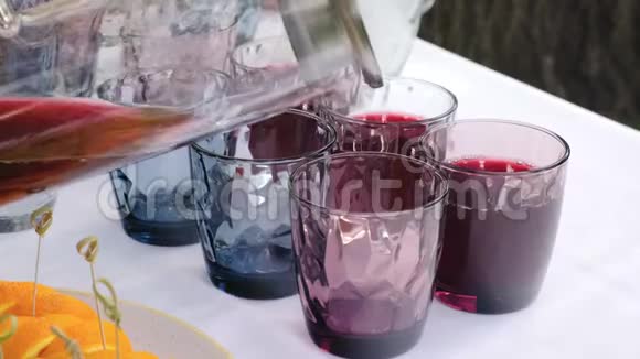 服务员在宴会上把果汁倒入玻璃杯中视频的预览图