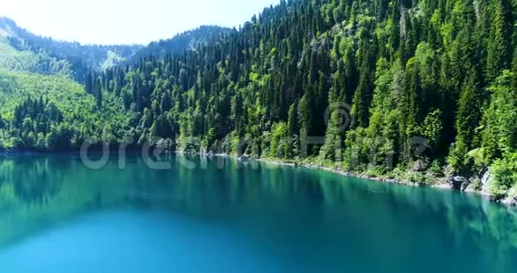 阿布哈兹的蓝色山湖马来亚里萨全景俯瞰水面俯瞰高山视频的预览图