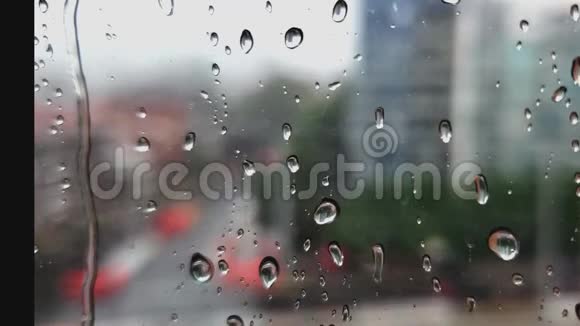 玻璃窗上的雨滴视频的预览图