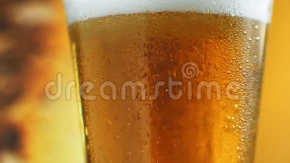 酒保将冷啤酒倒入玻璃特写节日饮料冷饮库存数据视频的预览图