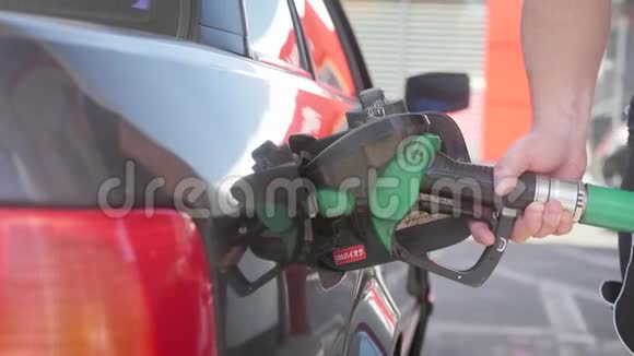 石油加油站服务人员汽车运输用油加油和加油概念加油站燃料视频的预览图