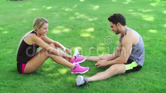 运动情侣在户外运动后在草地上休息年轻男女视频的预览图