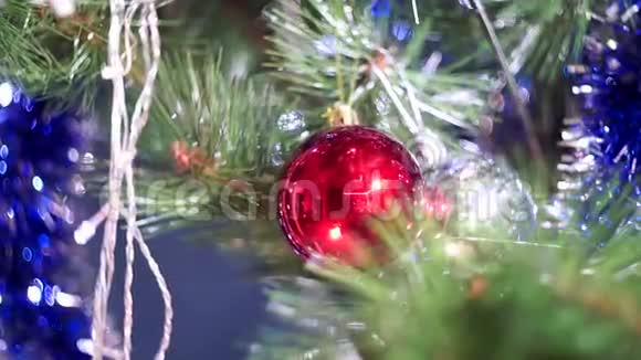 红色圣诞球接近视频的预览图
