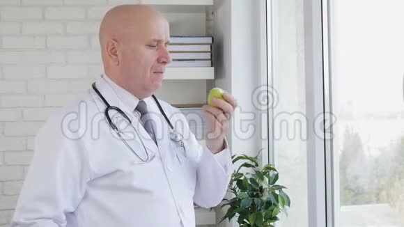 与医院办公室医生慢动作暂停吃新鲜苹果视频的预览图