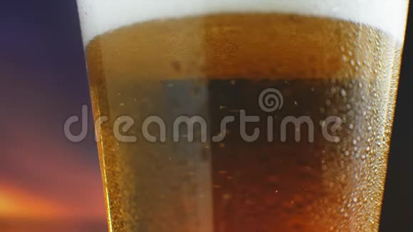 慢动作的大冷啤酒被倒进一个有汗水的啤酒泡沫浮出水面视频的预览图