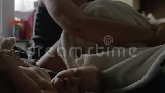 妈妈和顽皮的婴儿在家视频的预览图