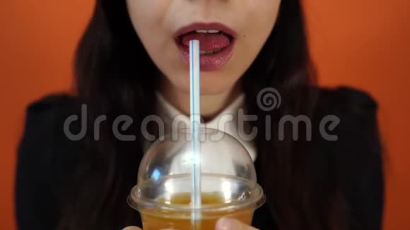 渴着喝一杯可爱的女人用稻草喝漂亮女人用吸管喝饮料时尚女性视频的预览图