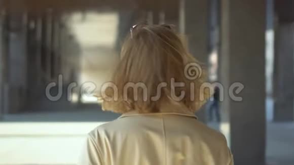 后景女人穿过街道那个长着美丽的白发和白牙的女人快关门视频的预览图