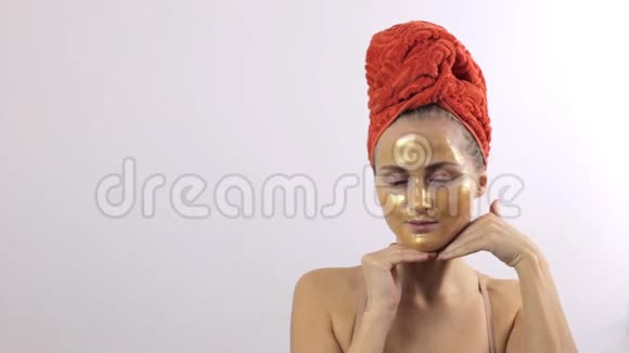 一个年轻女孩脸上戴着金色面具视频的预览图