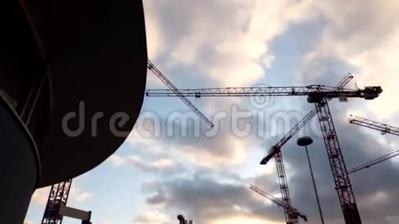 德国波恩约2019年12月建筑起重机在日落时工作时间流逝视频的预览图