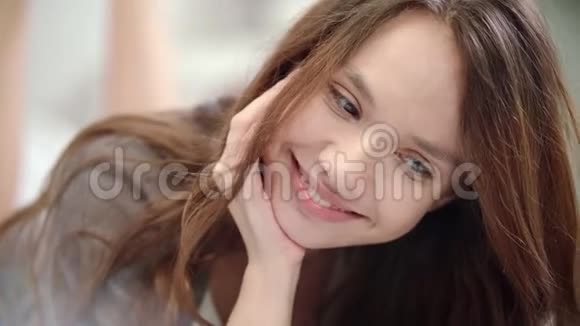 网上视频电话里调情的女人女人鬼脸的肖像视频的预览图