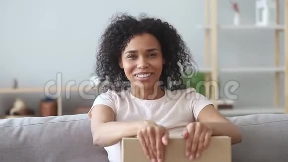 快乐非裔美国妇女博客视频博客视频的预览图