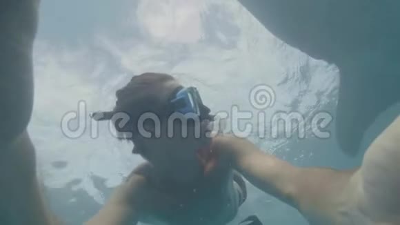 男子浮潜在面具和管游泳野生鲸鲨在清澈的海水和拍摄自拍视频男子视频的预览图