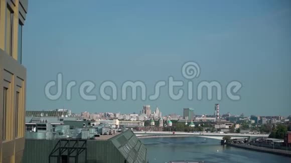 俄罗斯莫斯科城市新达尼洛夫斯卡亚堤顶景视频的预览图