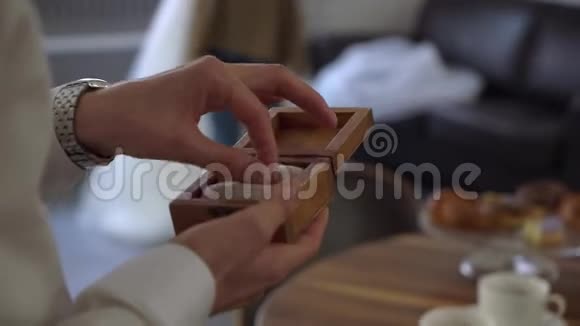 带结婚戒指的新郎盒子婚姻象征的配对爱新郎新娘成为夫妻视频的预览图