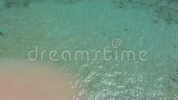 珊瑚岛上绿色泻湖和绿松石水珊瑚视频的预览图